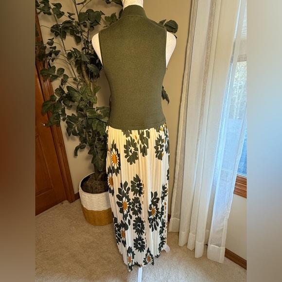 Avara Marcia Dress Olive, size Small - Picture 11 of 11